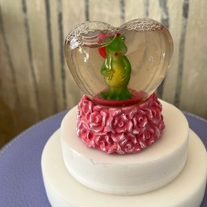 Snow globe with froggy valentine